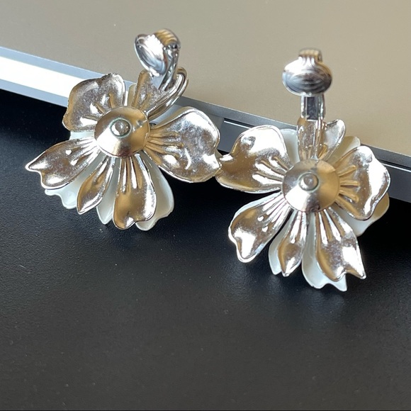 Vintage Sarah Coventry White Silver MCM Flower Pin Brooch Earrings Set - Picture 9 of 10